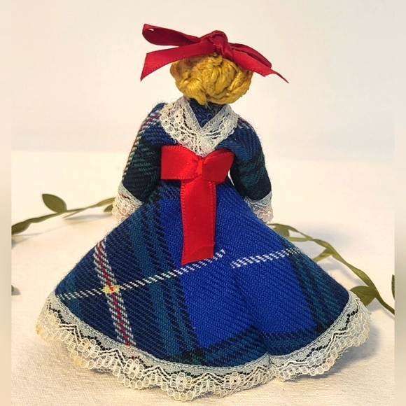 Vintage handcrafted wooden pin doll with folk traditional plaid dress - Picture 5 of 8